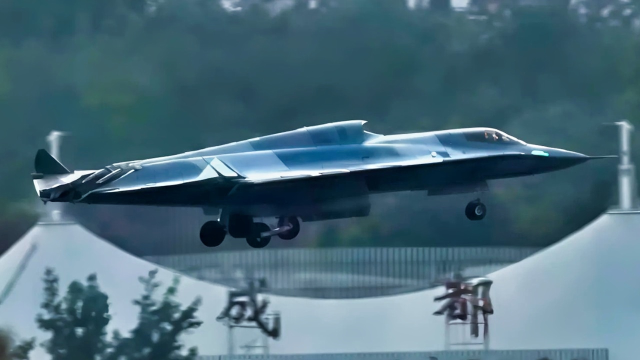 Stulbinantis Kinijos proveržis: Naujoji „Tailless J-36“ naikintuvas stebina pasaulį ir F-35 ir net F-47