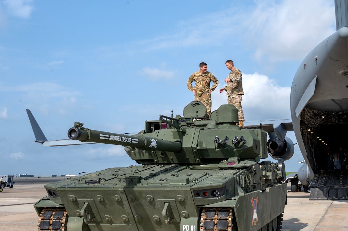 Armija traukia kištuką ant „M10 Booker Light Tank“