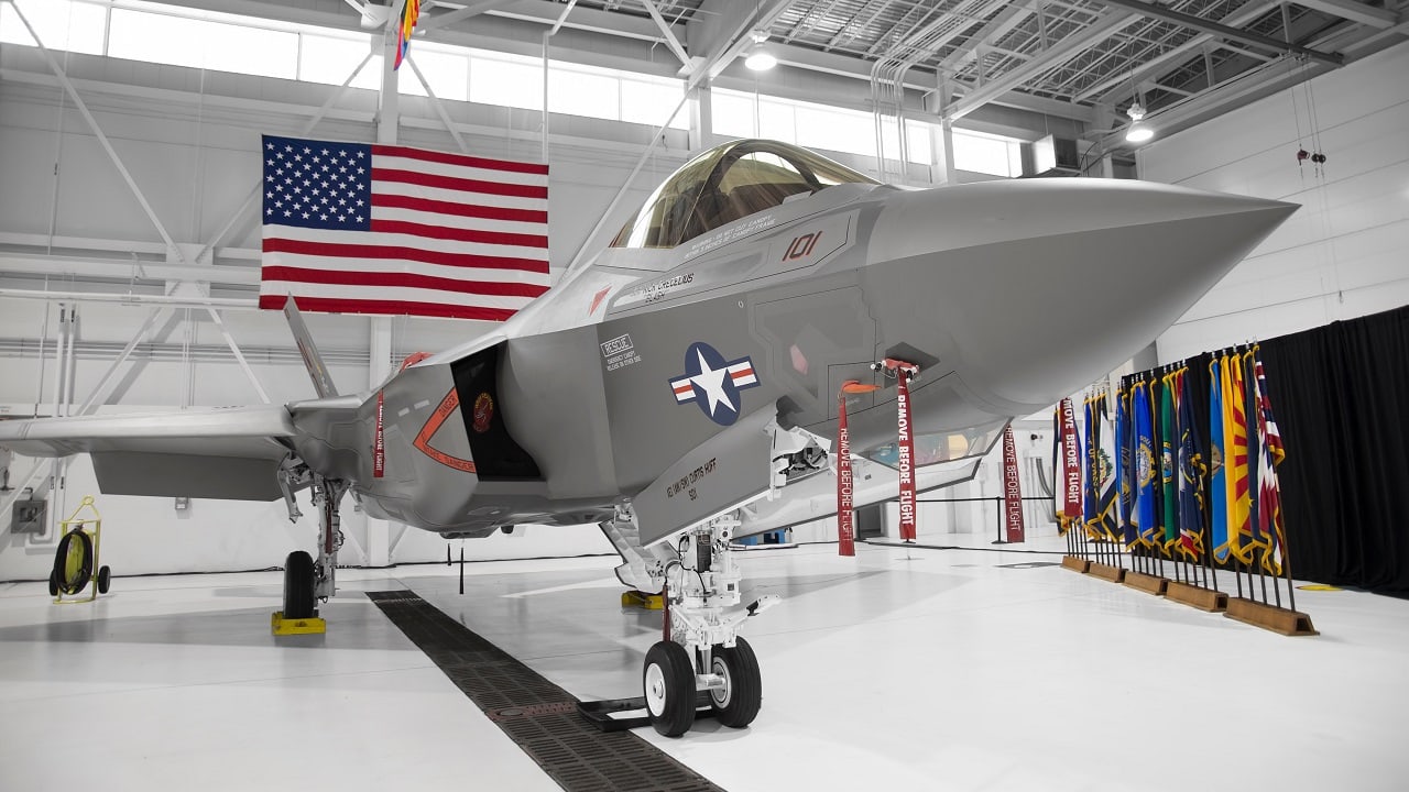 JAV karinio jūrų laivyno „Stealth F-35CS“ vykdo istorinę pirmąją nusileidimo praktiką IWO į Japoniją