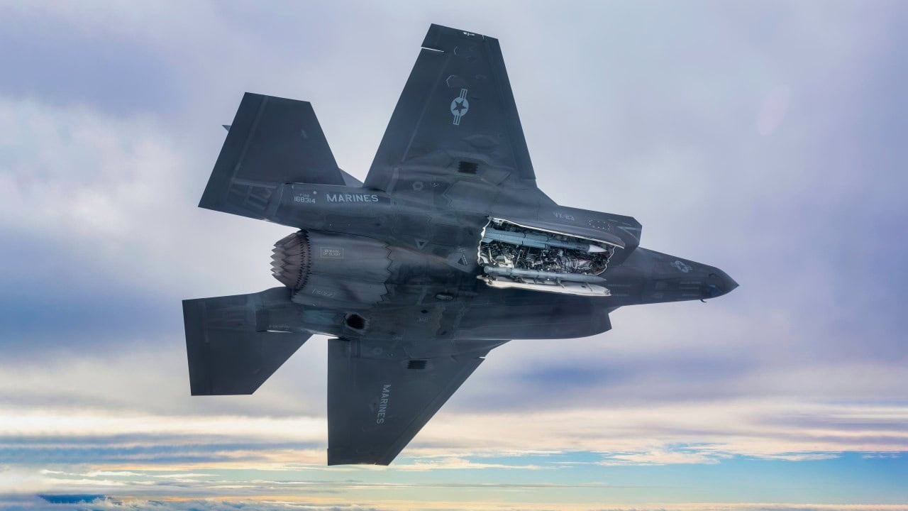 JK „F-35B“ laivynas susiduria