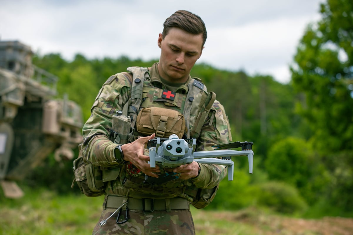 „Hegseth“ ragina atlikti plačias Pentagono dronų pirkimo praktikos reformas