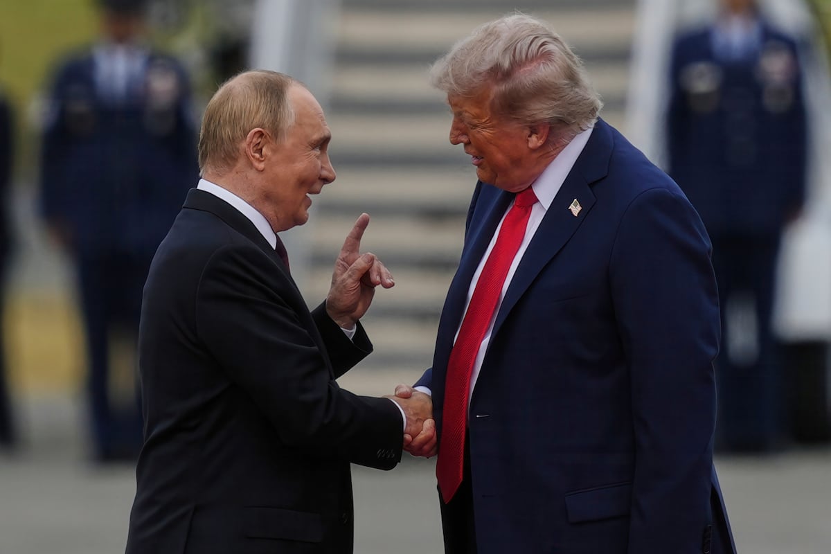 B-2, naikintuvai skraido, kai prasideda Trumpo-Putino viršūnių susitikimas