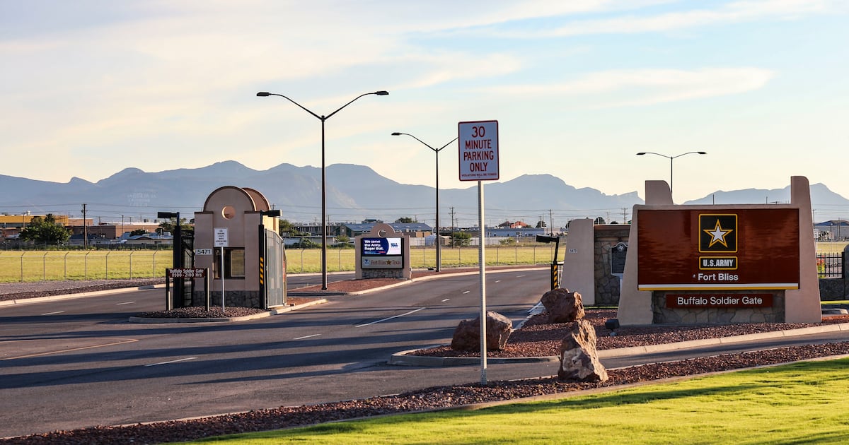 Migrantai, kurie turi būti apgyvendinti Naujajame „Fort Bliss“ sulaikymo centre