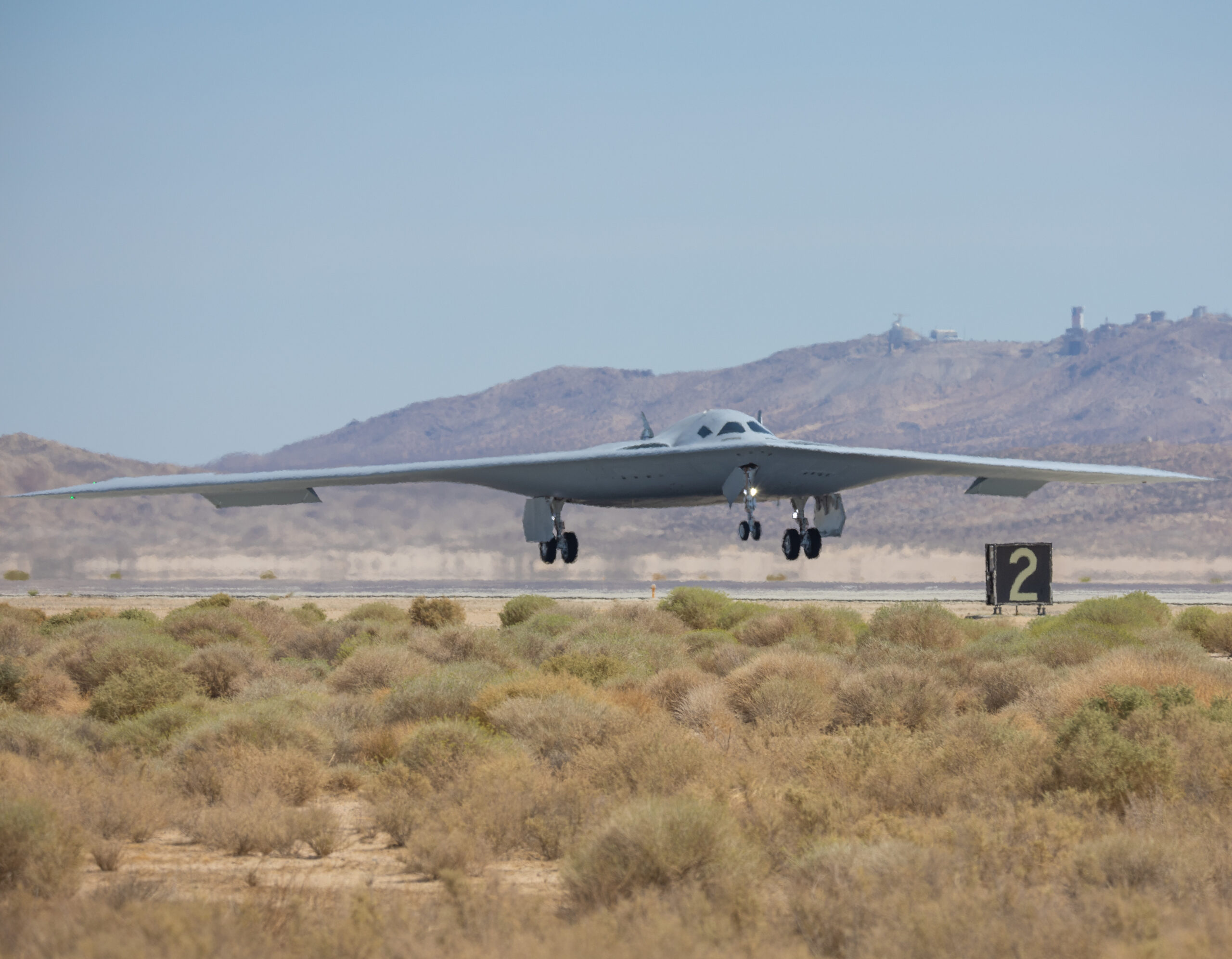 Antrasis B-21 „Raider“ prisijungia prie skrydžio testo Edwards AFB pastangų