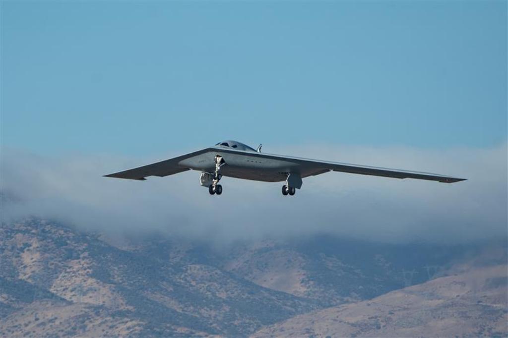 „Northrop Grumman“ pažvelgia į „B-21 Raider“ per bandymą ir gamybą