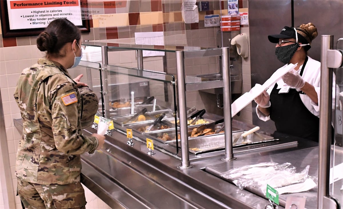 Kolegijos stiliaus valgomojo įrenginiai, atvykstantys į armijos bazes