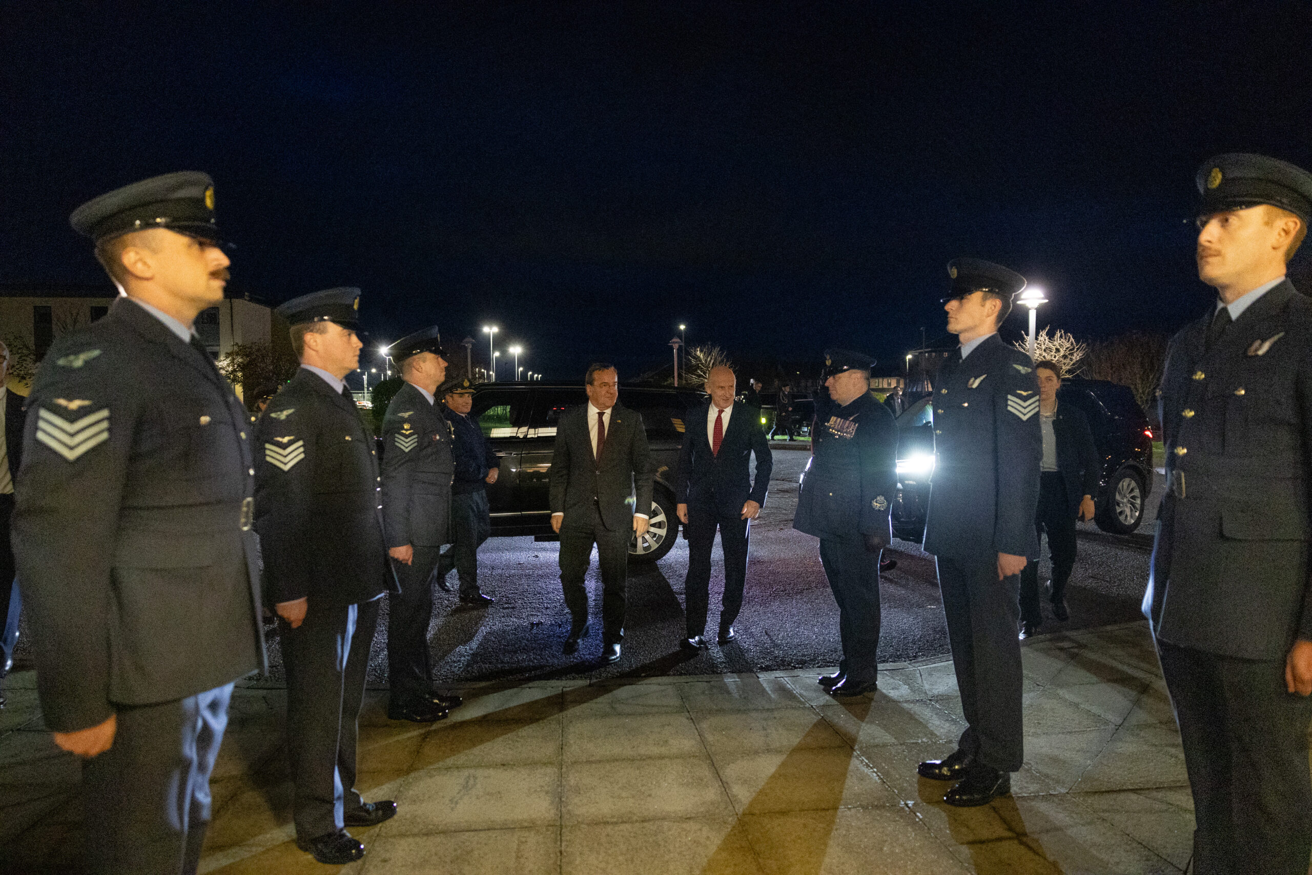 Pirmąsias Trejybės namų sutarties metines JK ir Vokietija sustiprino gynybos ryšius