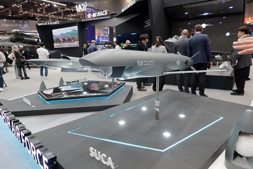 ADEX 2025 – Korean Aerospace Industries pabrėžia savo K-AI Pilot, dirbtinio intelekto pilotą būsimiems UAV, pvz., MUCCA ir SUCA, šiuo metu kuriamą.