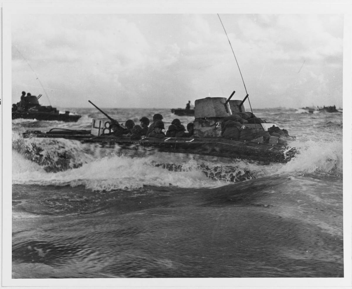 Antrojo pasaulinio karo jūrų pėstininkas amortizavo granatos sprogimą, kad išgelbėtų savo vyrus ant Tiniano