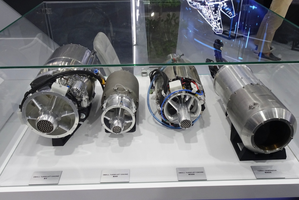 Dubajaus oro paroda 2025 – UEC pristato savo pirmuosius mažo dydžio turboreaktyvinius variklius, skirtus UAV ir sparnuotinėms raketoms.