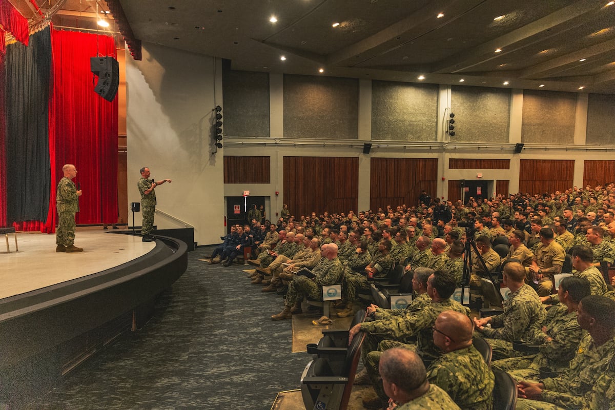 Karinio jūrų laivyno vyriausiasis karininkas ir įdarbintas jūreivis lanko kariuomenę Guame