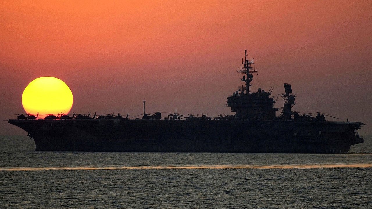 „Pone, į mus atsitrenkė Rusijos branduolinis povandeninis laivas“: kaip karinio jūrų laivyno lėktuvnešis išvengė nelaimės