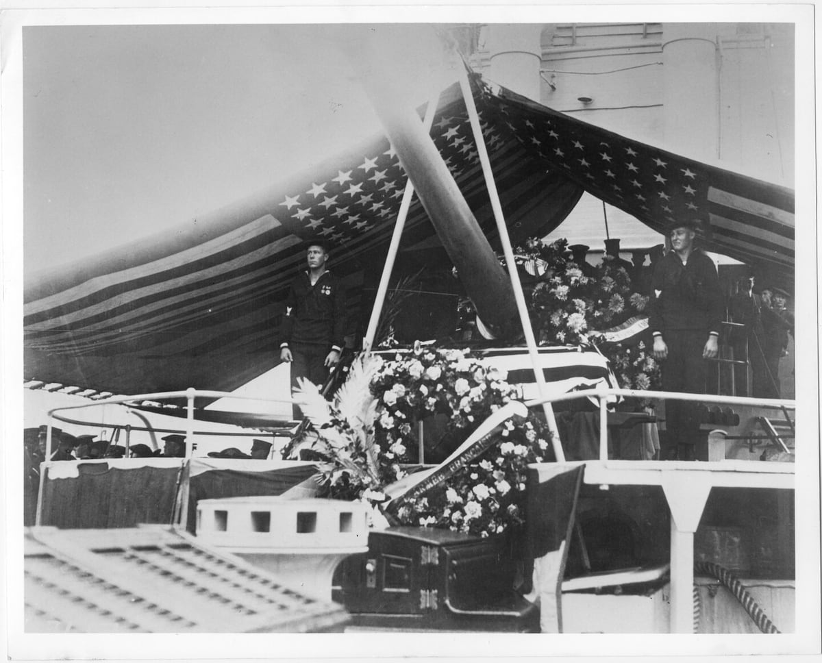 Daugiaaukštis laivas, kuris beveik nuskendo – su Nežinomu kareiviu