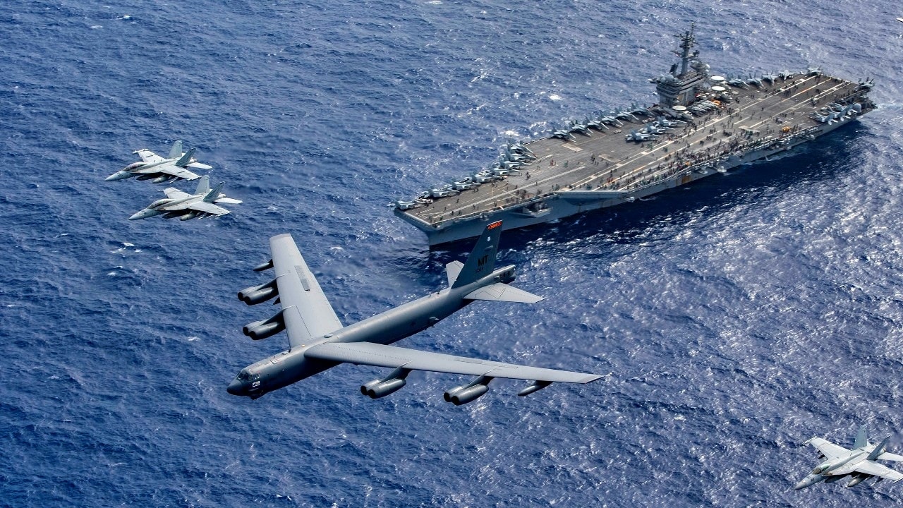 JAV oro pajėgų bombonešis B-52 vėl gali būti pasirengęs mesti branduolines bombas