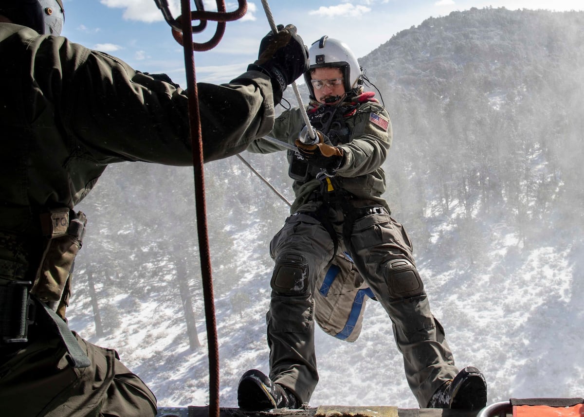 Karinio jūrų laivyno įgula padėjo išgelbėti F-16 pilotą po katapultavimo virš Kalifornijos