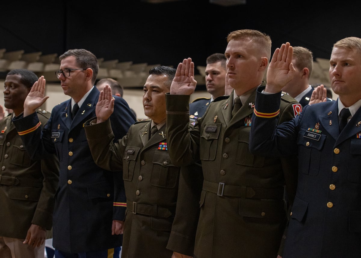 Užuot nustatę premijas, armija privers kai kuriuos karininkus siūlyti juos gauti