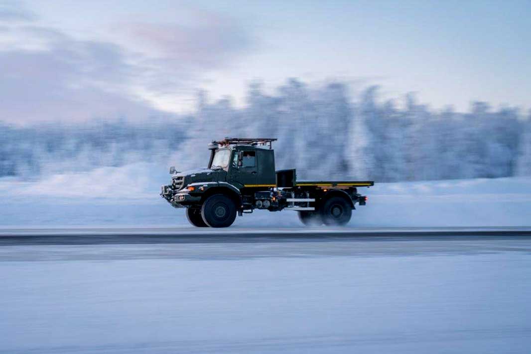 Daimler Truck gynybinės transporto priemonės išlaiko žiemos testus ant ledo ir sniego