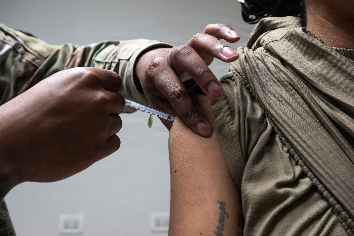 Oro pajėgos pirmosios atnaujino karių, išleistų dėl COVID atsisakymo, įrašus