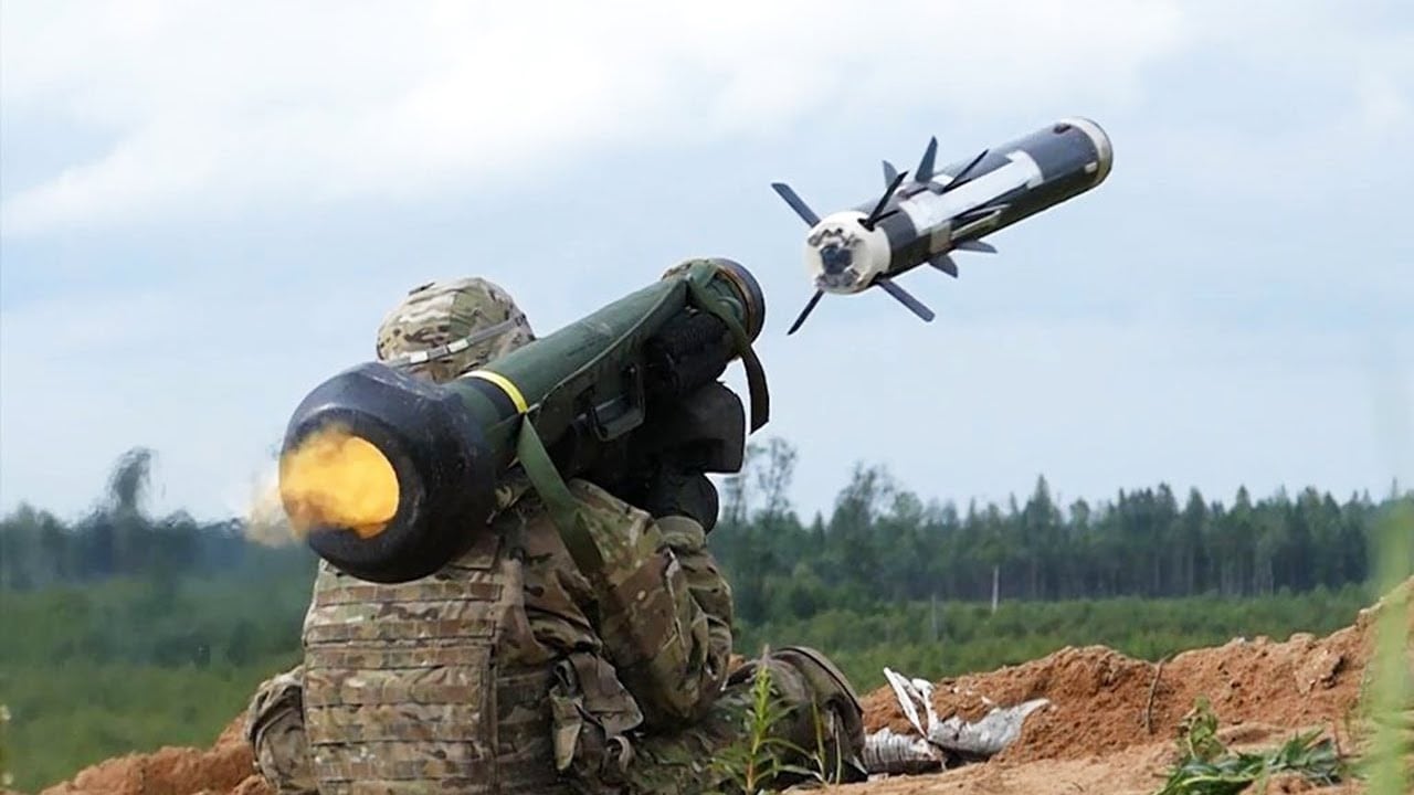 „Javelin“ raketa yra įrodyta tankų žudikė, kurios Rusija nekenčia Ukrainoje. Ir tada dronai pradėjo skraidyti
