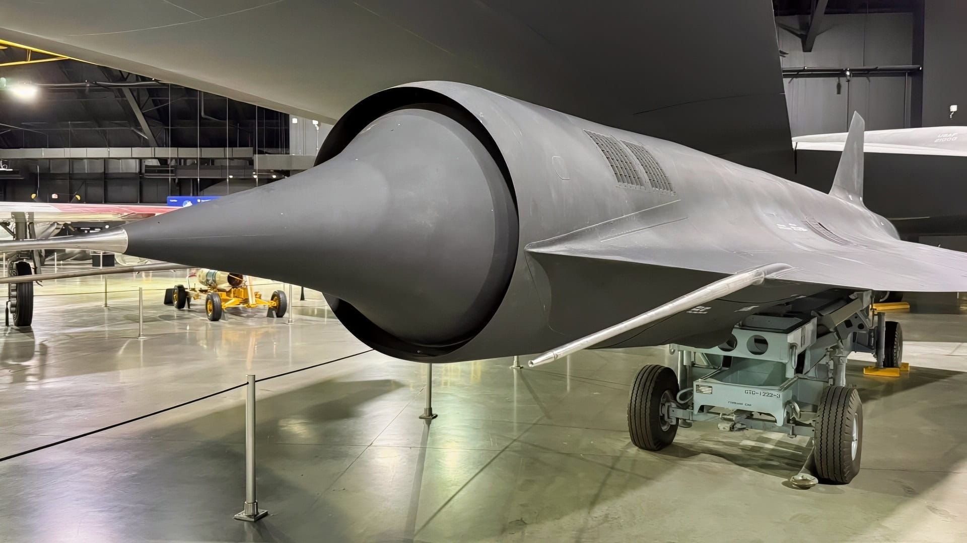 1964 m. „Lockheed Skunk Works“ pastatė droną „SR-71“, kuris pasiekė 3 Mach ir 95 000 pėdų greitį – beveik iš greičiausių šiandienos dronų negali įveikti 400 mylių per valandą.