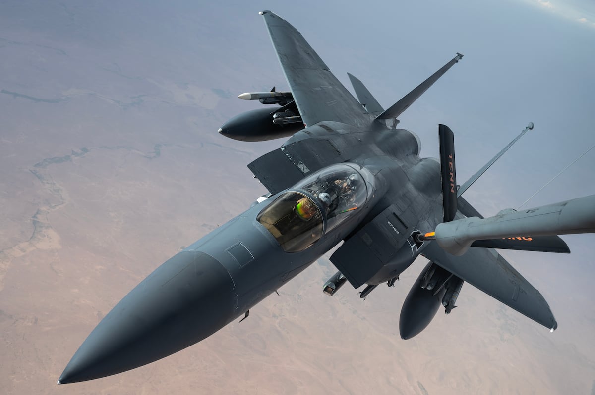 Iranas palieka atviras duris taikos deryboms, tęsiant dingusio JAV piloto medžioklę