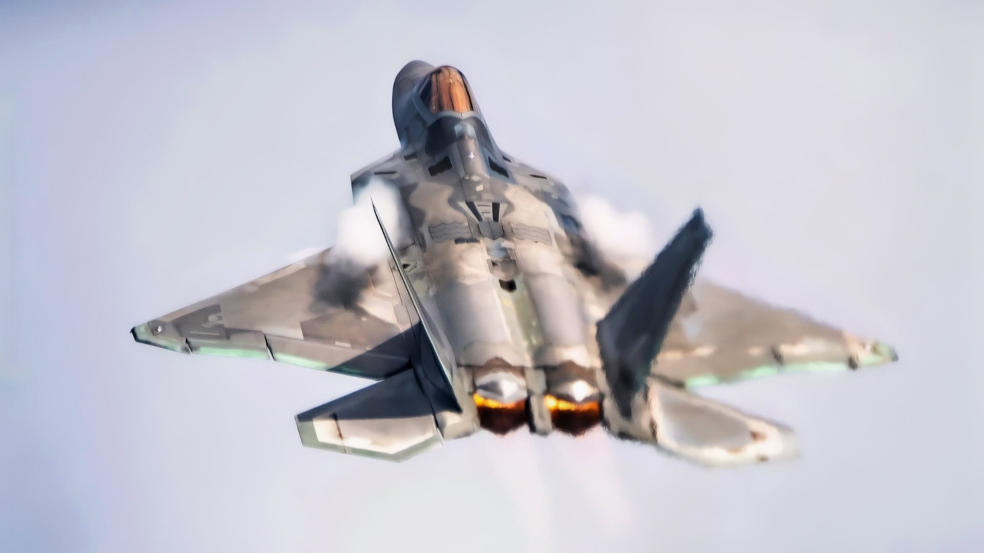 „Stealth Fighter“ nukrito: 334 000 000 USD vertės „F-22 Raptor“ buvo numuštas JAV karinio jūrų laivyno elektroninio karo lėktuvo