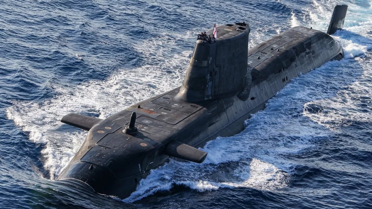„Tylus kaip delfinų kūdikis“: Didžiosios Britanijos „Astute“ klasės povandeninis laivas turi žinią JAV kariniam jūrų laivynui
